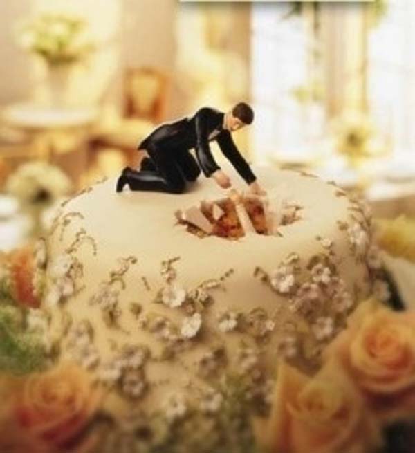 14.) Bisan kung kini usa ka hilarious nga cake topper