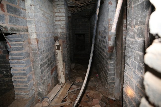 Once an exploring companion was found, it was time to delve into the depths. The hatch led to a 19th century layout of corridors and hatches beneath.