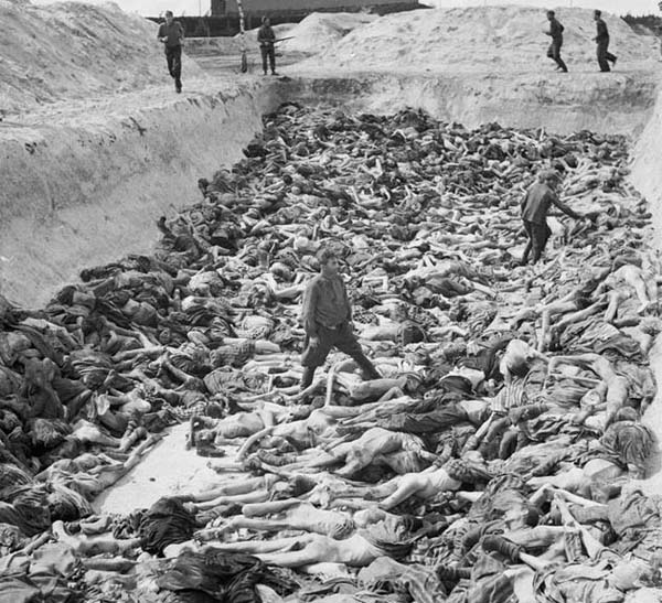 9.)集中营大坟墓:纳粹在1945年解放之前在卑尔根-贝尔森营地杀死了50,000人(安妮·弗兰克是被杀的人之一)。 “万人冢3”显示营地医生弗里茨·克莱恩(Fritz Klein)站在死者中间。 他决定是否应将囚犯送入毒气室,因为他们不适合工作。 后来,他因暴行而被绞死。