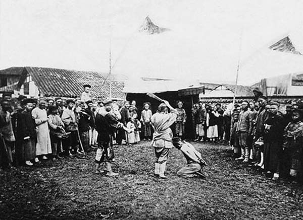5.)威廉·桑德斯(William Saunders)的照片:这位英国摄影师前往中国,并在上面登上了伪造的斩首照片……鼓励军方接管中国并“文明”其人民。