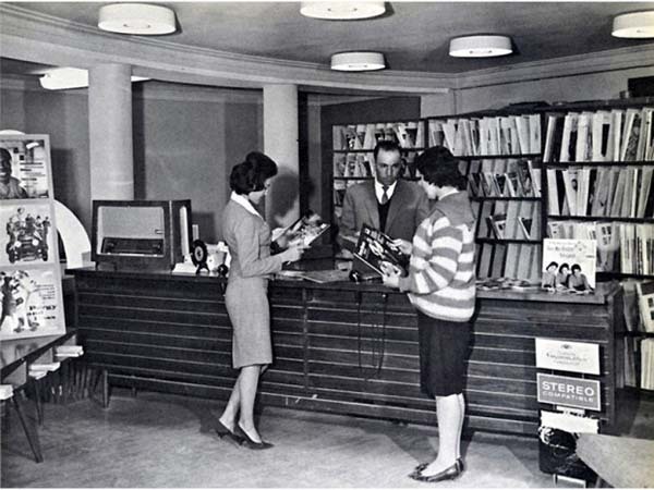 33.)穿着便衣的阿富汗妇女在塔利班统治之前(1950年代)使用公共图书馆。
