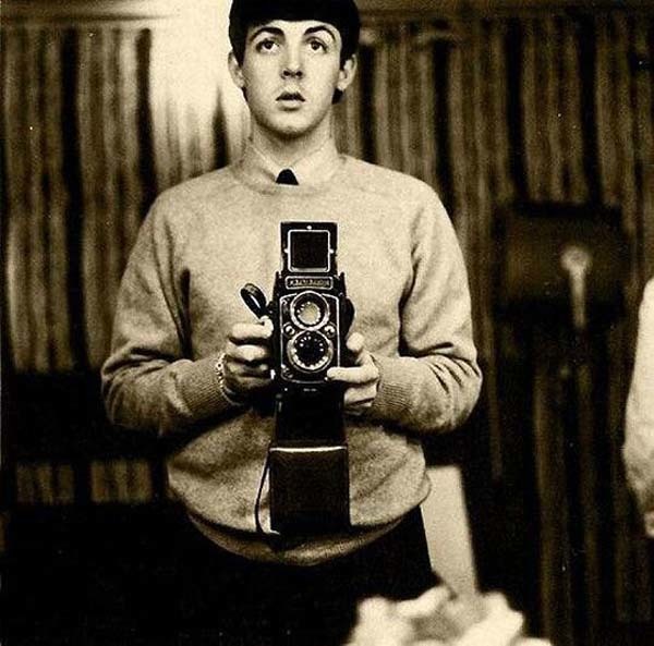 34.)保罗·麦卡特尼(Paul McCartney)进行镜子自拍(1959)。