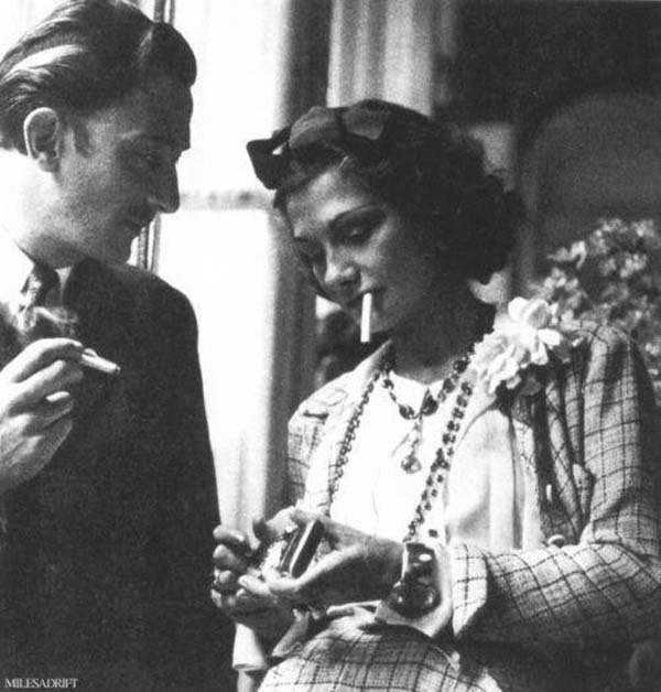 23.)萨尔瓦多·达利(Salvador Dali)和可可·香奈儿(Coco Chanel)一起抽烟(1938)。