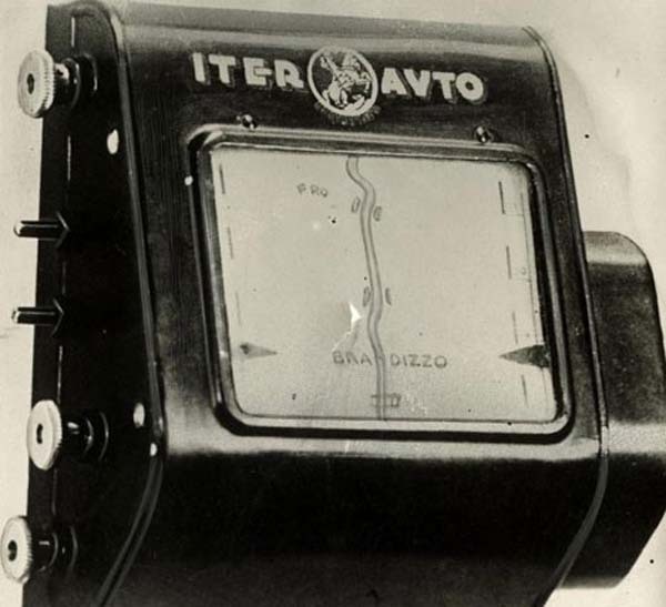 21.)这可能是第一个GPS,这是一种自动滚动地图,可以帮助人们实时导航(1930年)。