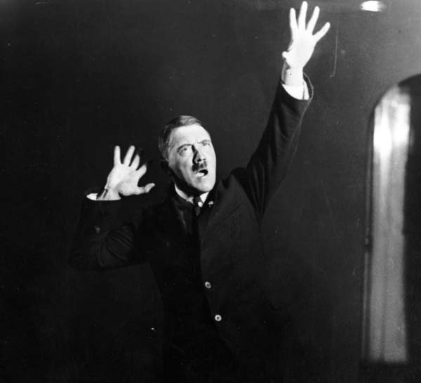 14.)阿道夫·希特勒(Adolf Hitler)在镜子前排演演讲(1925年)。