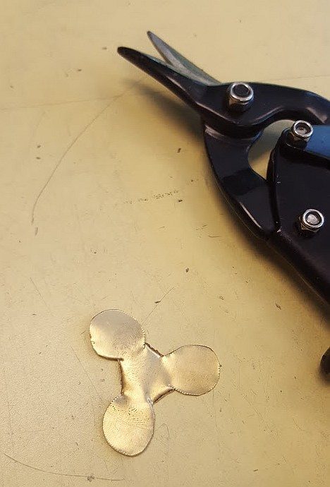 After he traced the first set of petals, sumptimwong used some aviator snips to cut the design out.