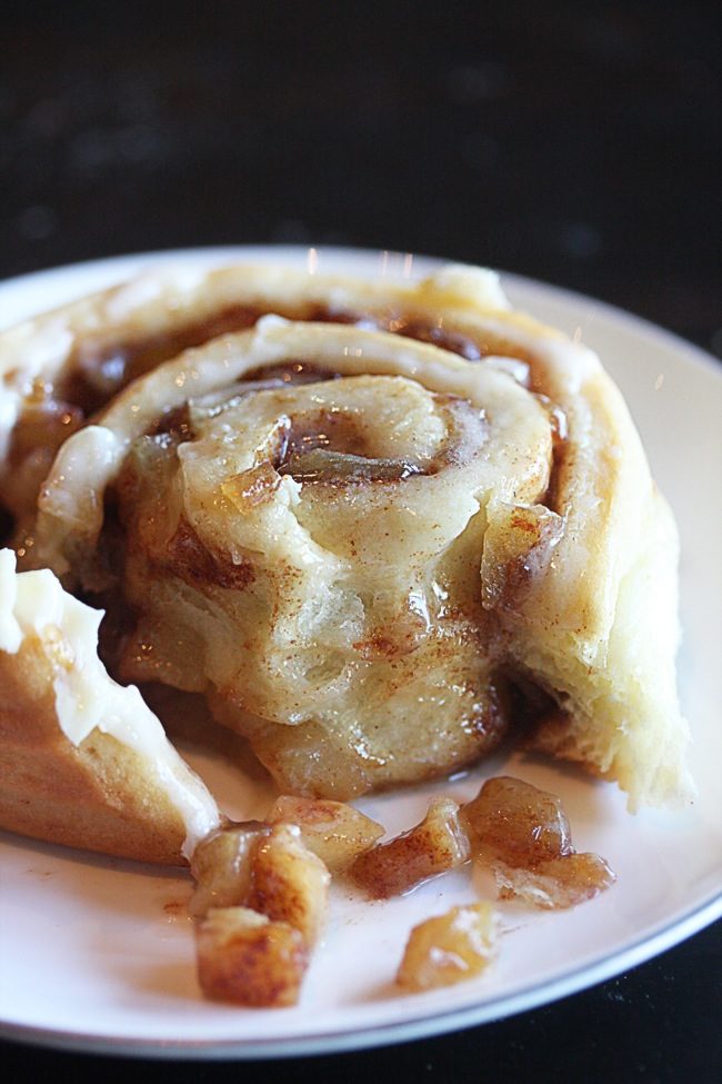 I need these apple pie cinnamon rolls in my belly right now.