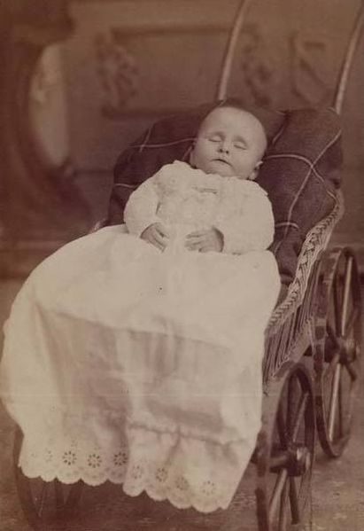 Parents actually still take photos of their stillborn babies today as a way to cope.