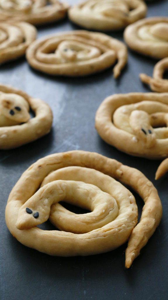 These spicy sesame snake breadsticks need to slither into my belly right now!