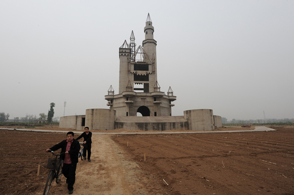 10.) Wonderland (China): Wonderland was supposed to be China’s version of Disneyland, but much bigger. There were construction problems with the project, leading it to be abandoned. The remains of the theme park are still in the middle of an empty field, open to adventurers.