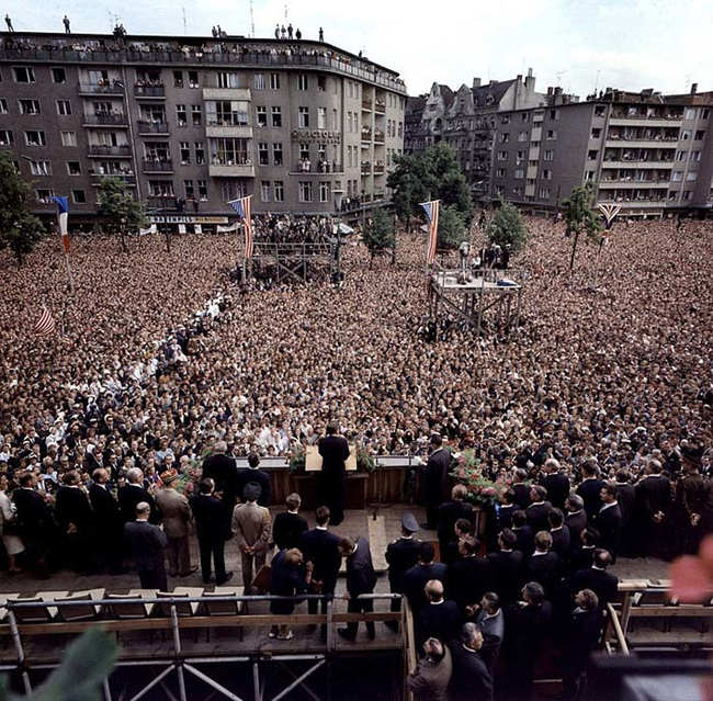 1963年-肯尼迪国际机场在德国柏林发表了著名的“艾希·本·柏林”演讲。