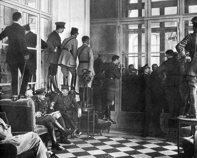1919年-观众观看《凡尔赛条约》的签署。