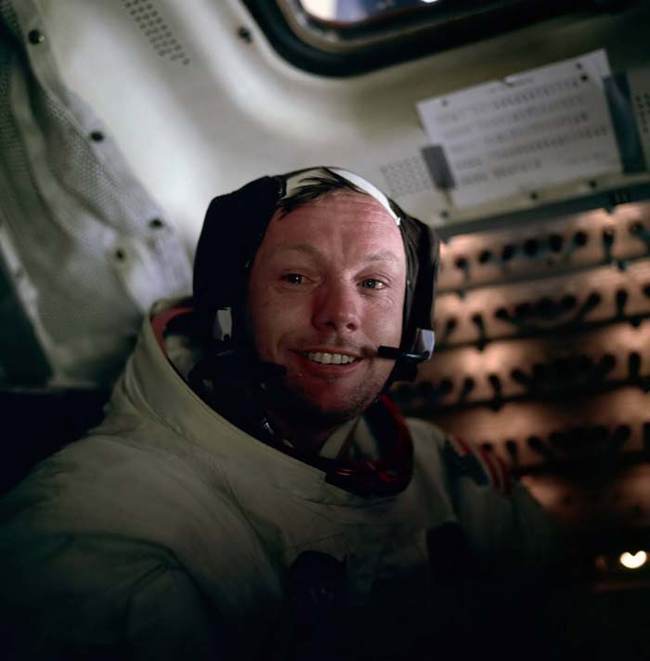 1969年-尼尔·阿姆斯特朗(Neil Armstrong)在月球上行走后即逝。