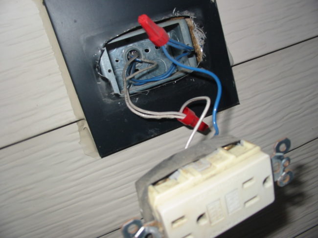 Snobby Lady Gets Electrocuted After Telling Electrician She’s Too Rich