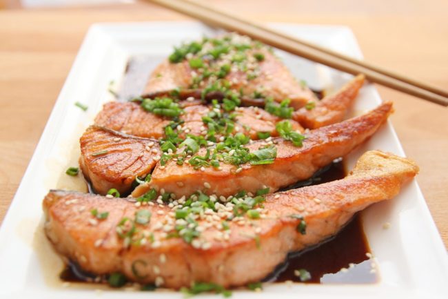 Então, o que exatamente essa dieta implica? Ele se concentra em alimentos com alto teor de gordura, proteína adequada e baixo teor de carboidratos, que colocam seu corpo em um estado metabólico conhecido como cetose, forçando-o a queimar gorduras em vez de carboidratos. A diretriz padrão é garantir que o que você come consiste em 75% de gordura, 20% de proteína e apenas 5% de carboidratos.